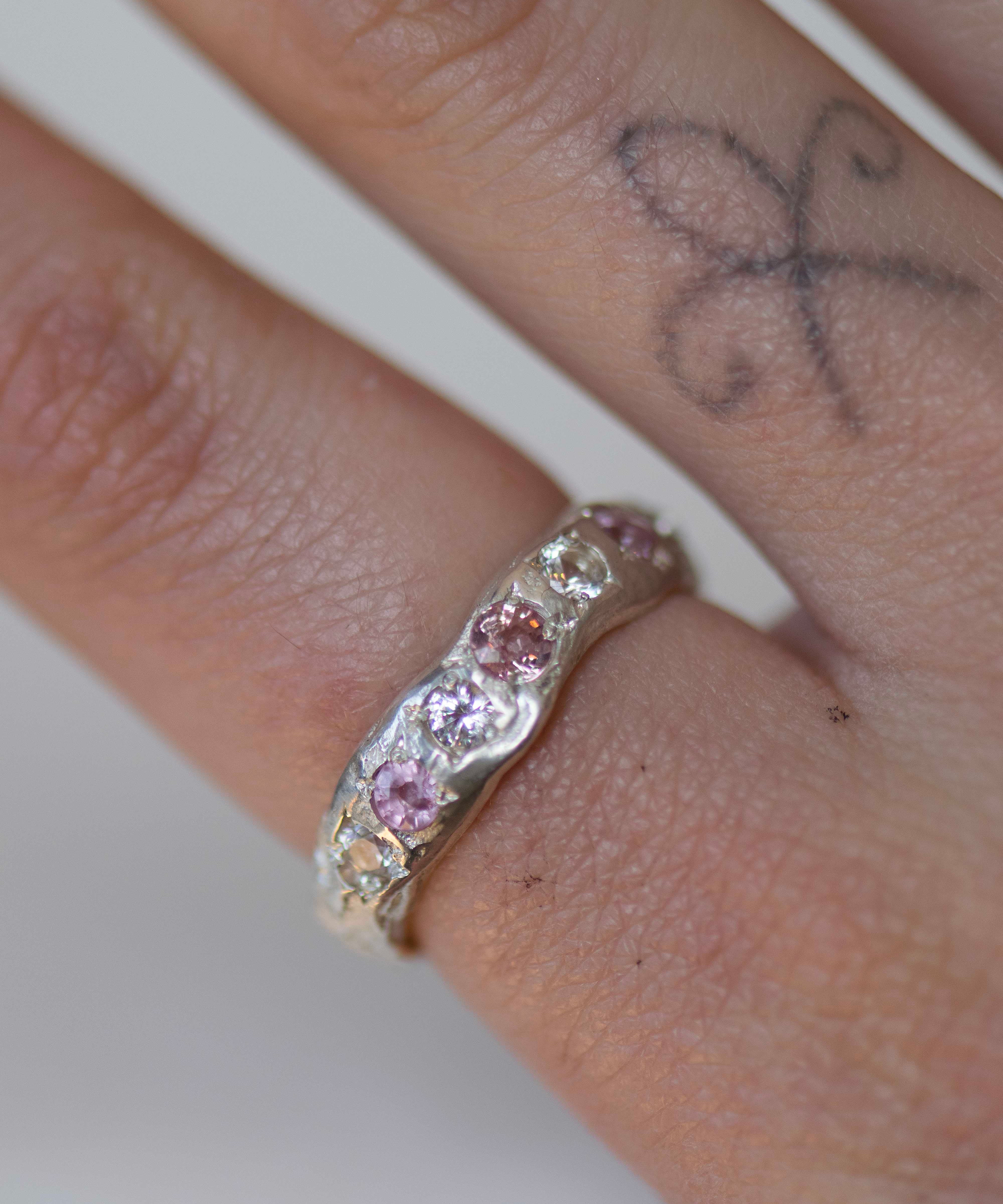 FAYE SAPPHIRE BAND UK Q